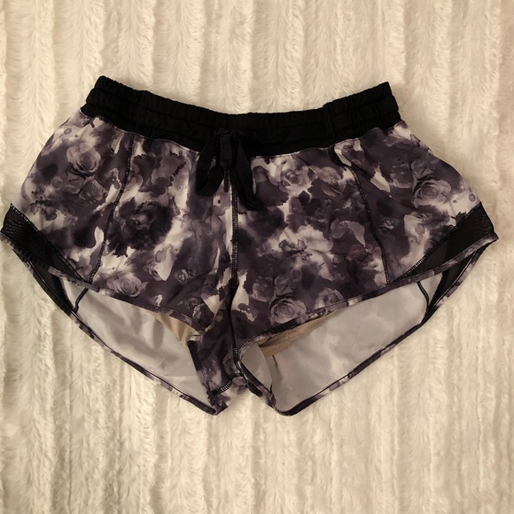 Lululemon Hotty Hot Short Black Roses - Picture 2 of 11